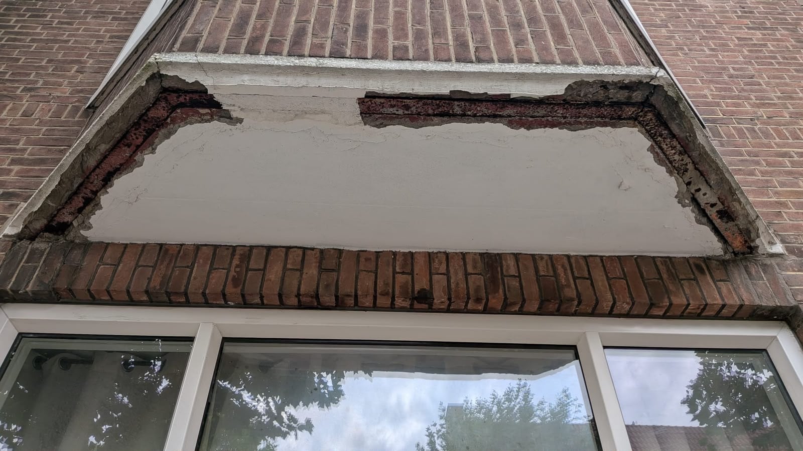 Betonherstel aan een erker, Voor