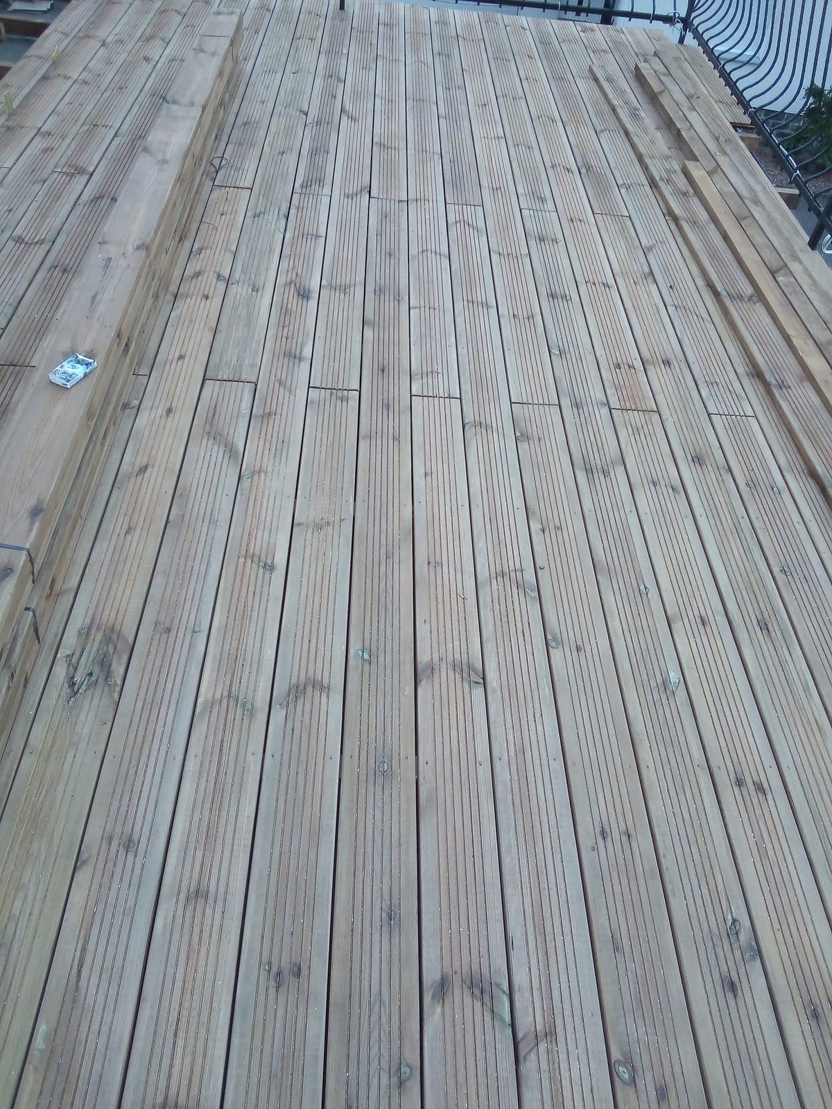 Houten vlonderterras op plat dak, Na