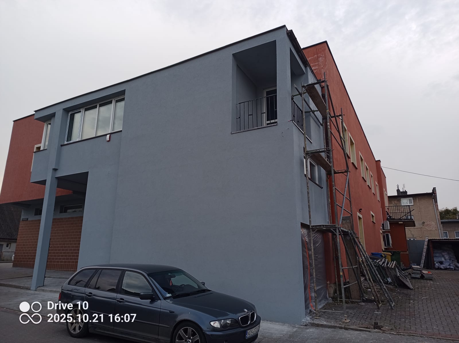 Gevelisolatie en sierpleister bedrijfspand, Na