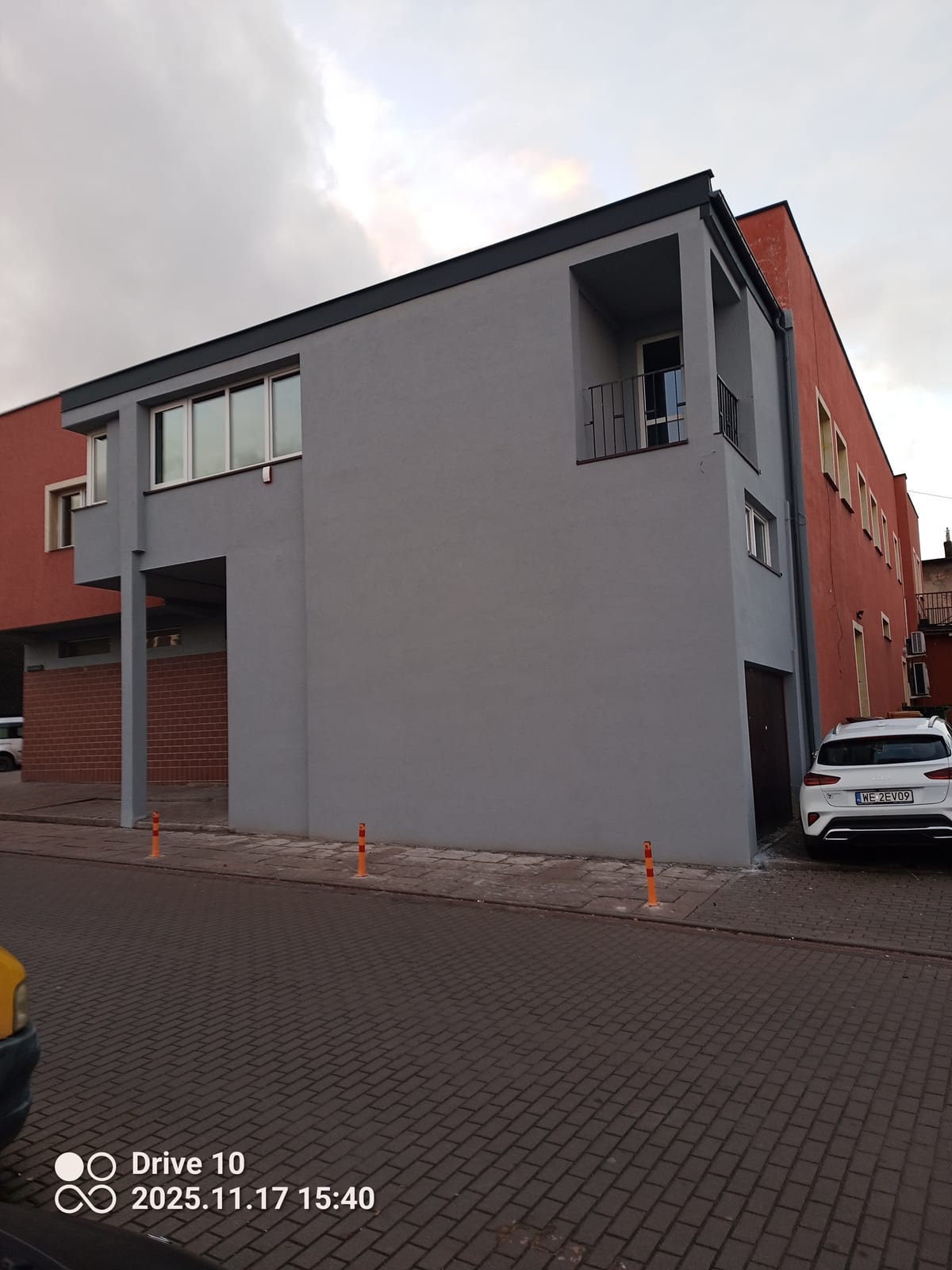 Gevelisolatie en sierpleister bedrijfspand, Na