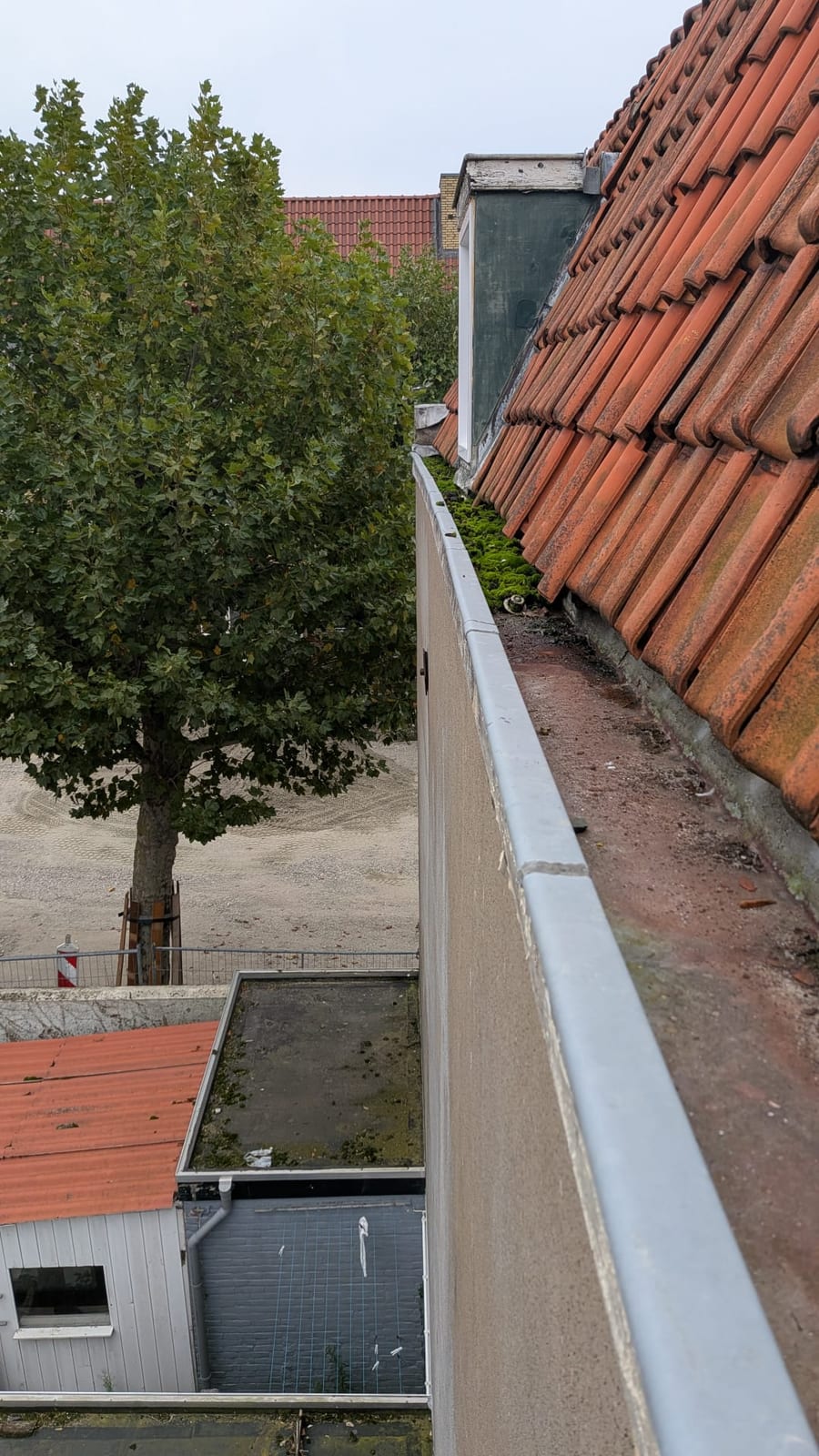 Dakgoot en boeiboord op een lastig bereikbare plek