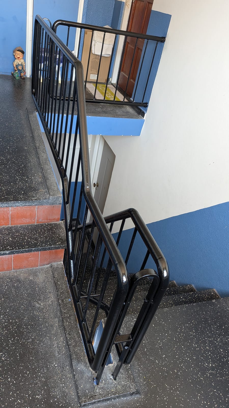Trappenhuis gestuukt en geschilderd, Voor