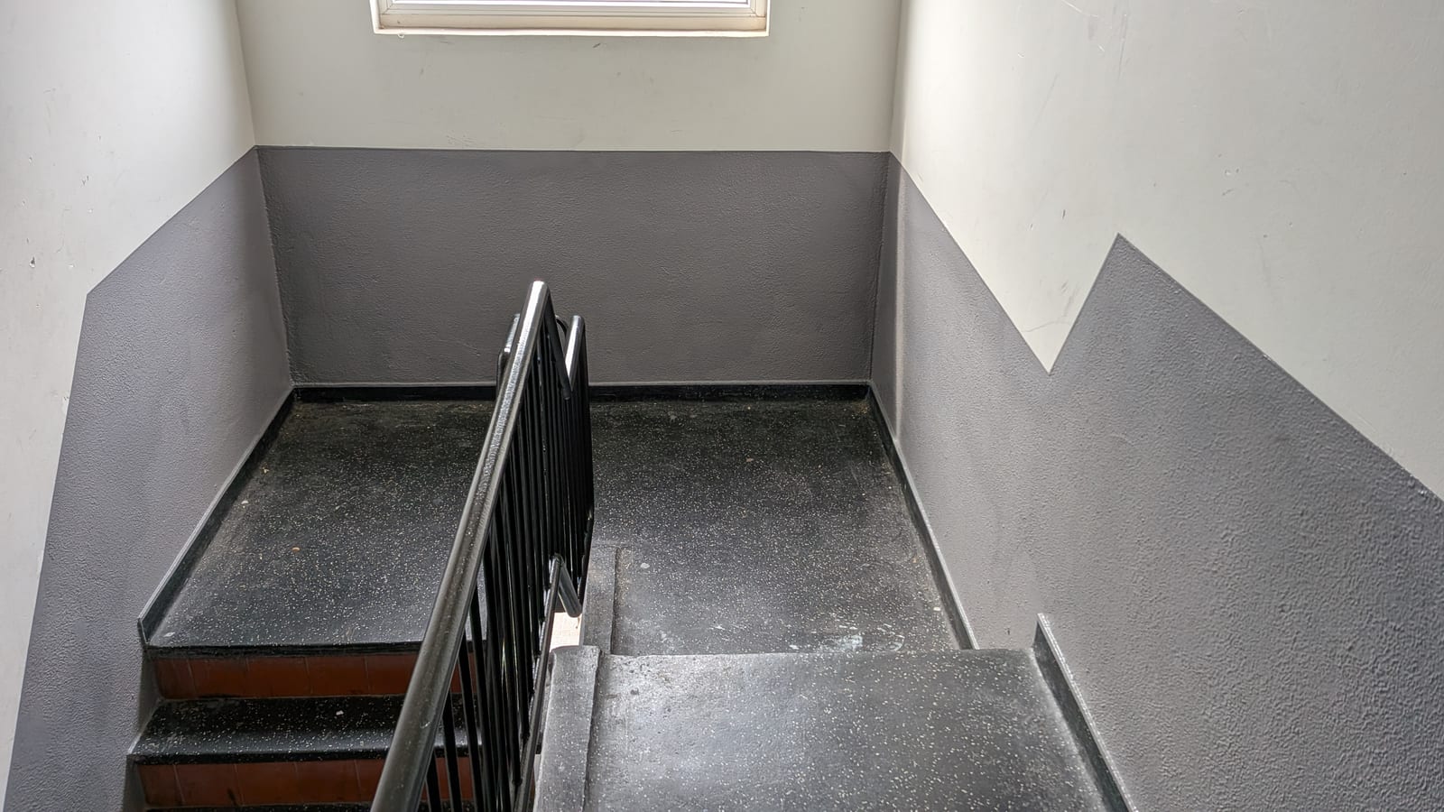 Trappenhuis gestuukt en geschilderd