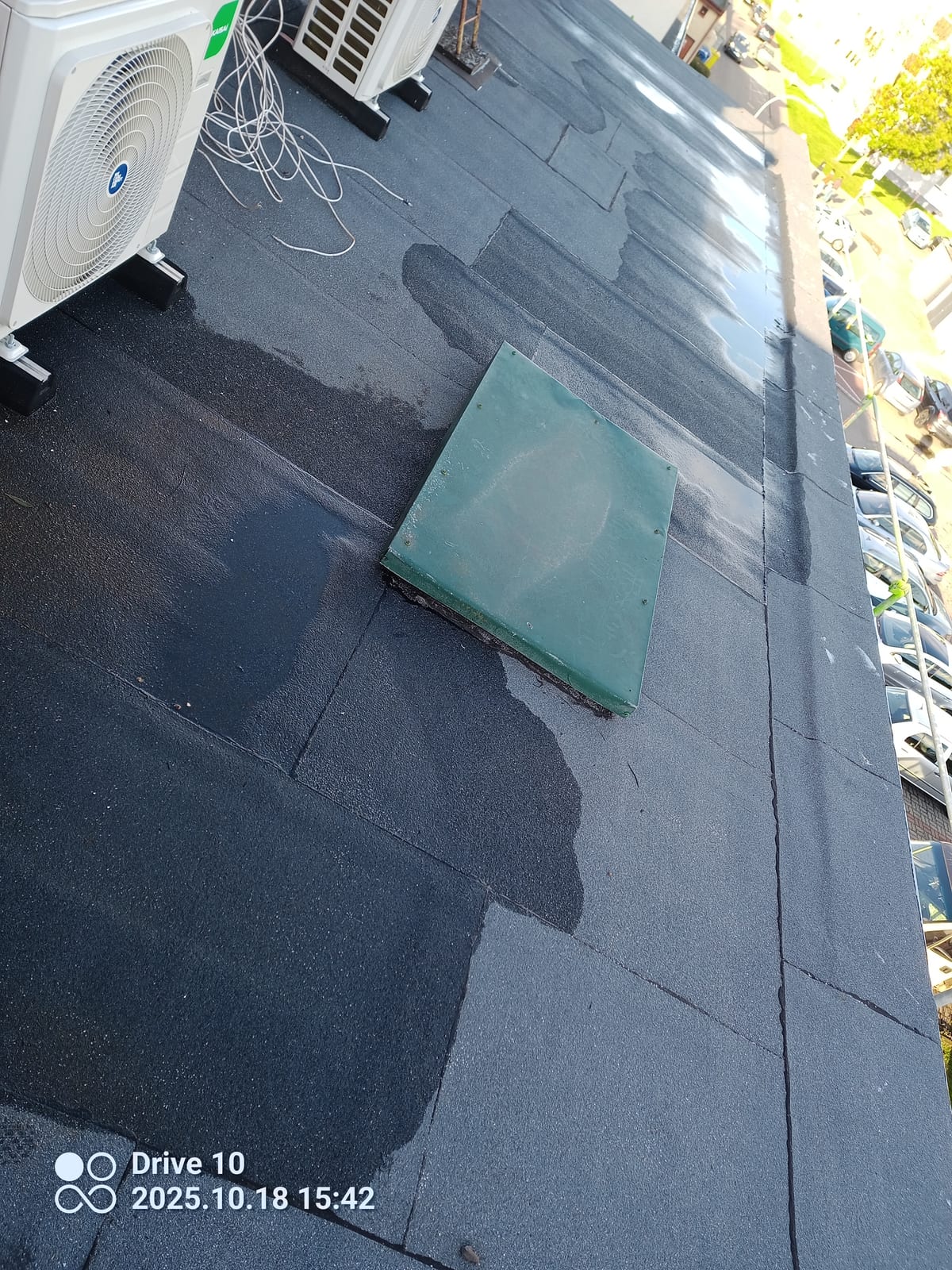 Plat dak vernieuwd met dakluik