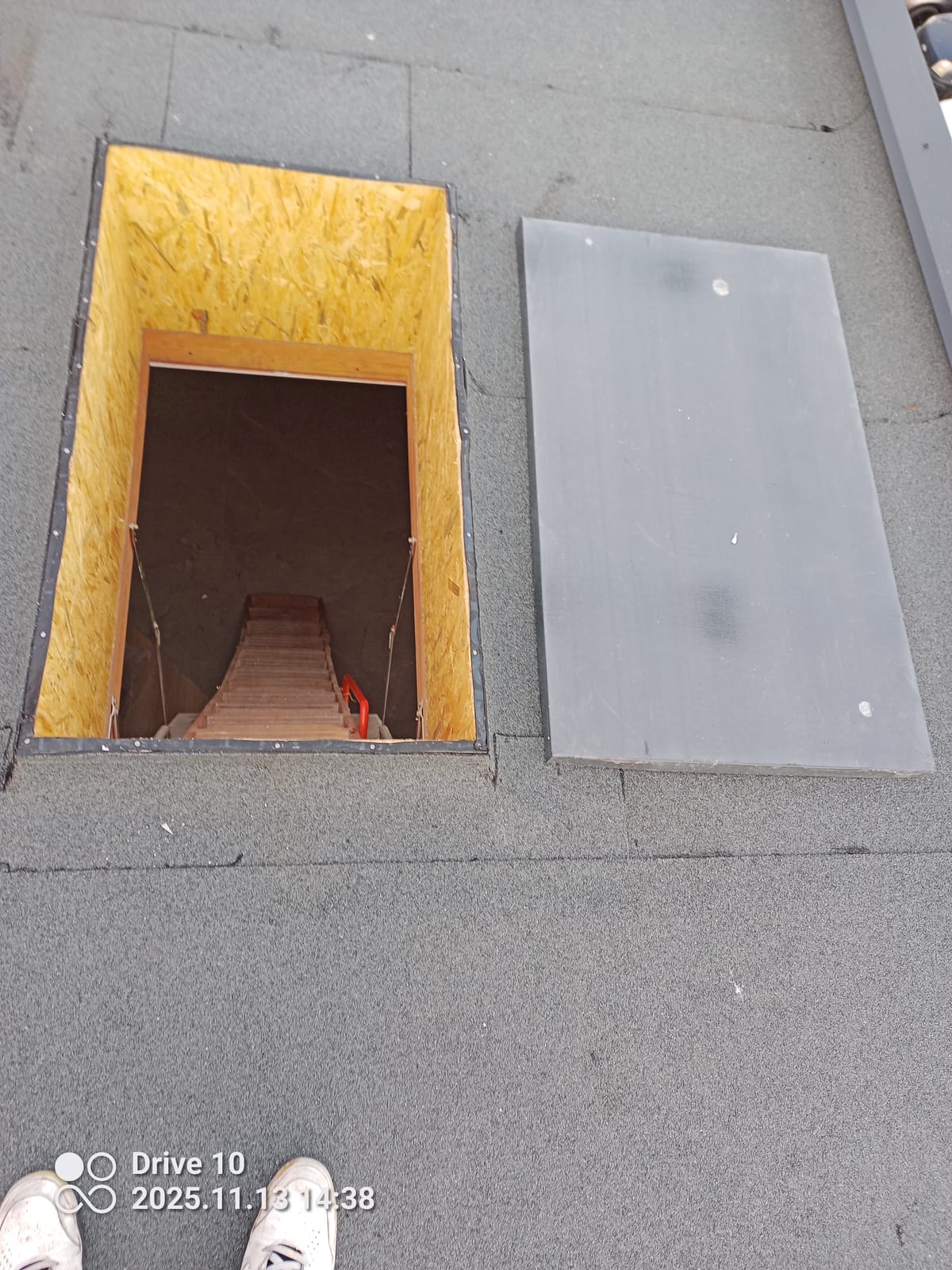Plat dak vernieuwd met dakluik